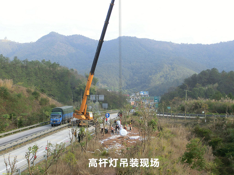 高速公路入口立交30米升降式草莓视频官网污吊装立杆现场